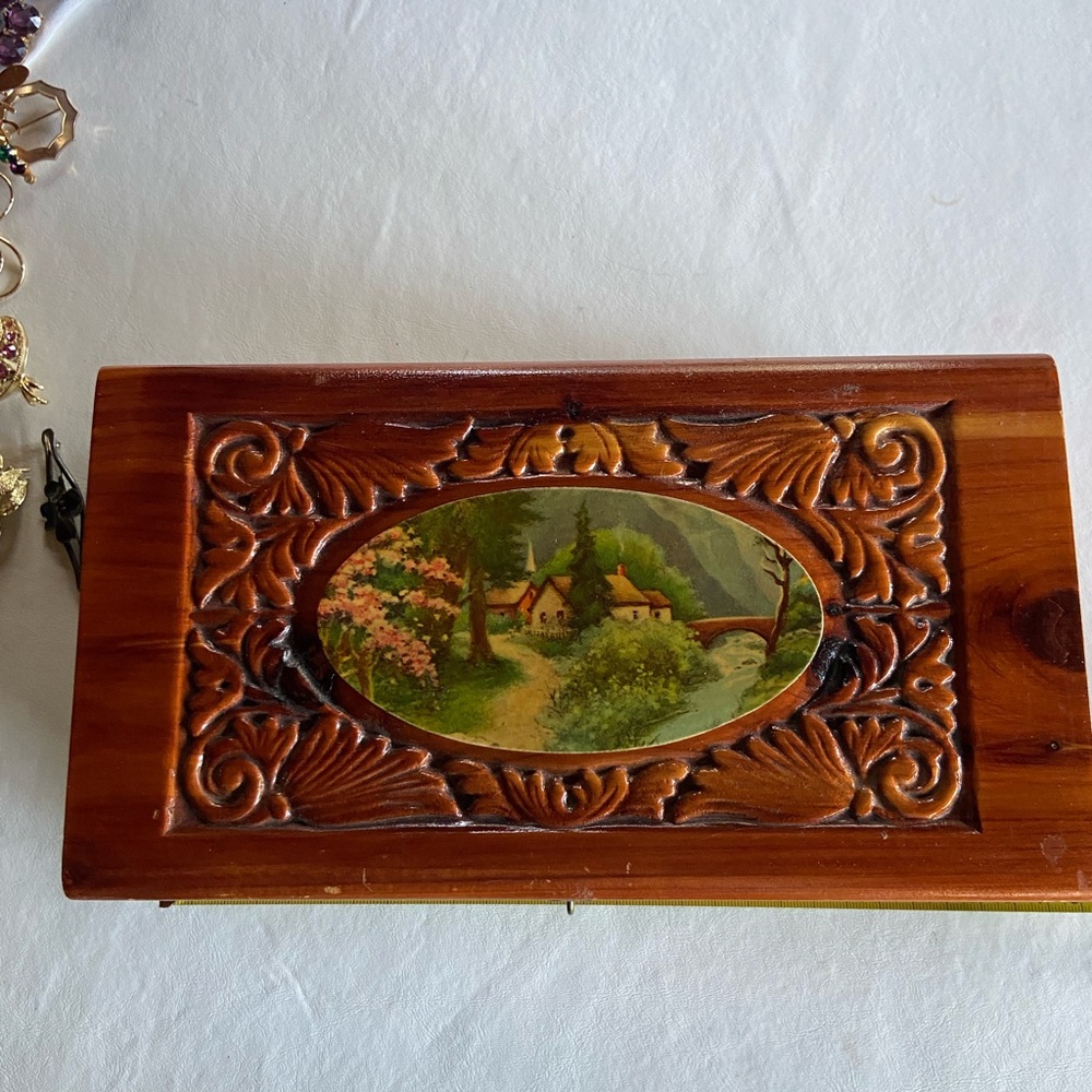 Vintage lot of 19 brooches and one handmade jewelry box - Picture 7 of 13